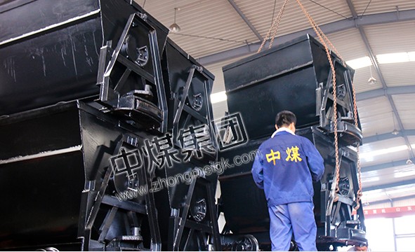 中煤集团一批新型翻斗式矿车经广西省发往越南